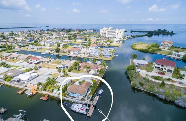 Waterfront-canal/w/Gulf view-pets welcome-private dock for a fee.