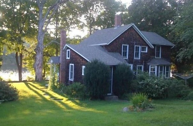Waterfront! Charming 4BR Cottage on the Niantic River!