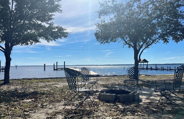 Waterfront Charming RV located on the Neuse River - “Riverside Oasis”