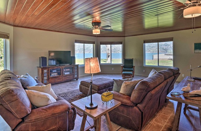 Waterfront Clearlake Retreat w/ Dock & Kayaks