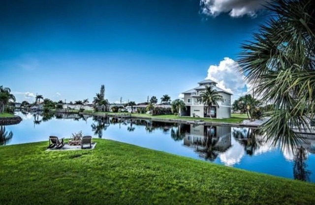 Waterfront corner lot-Heated Pool