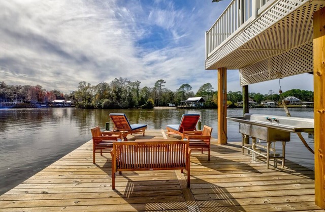 Waterfront, Dock, Boat House, Lift, Sleeps 10, Lux