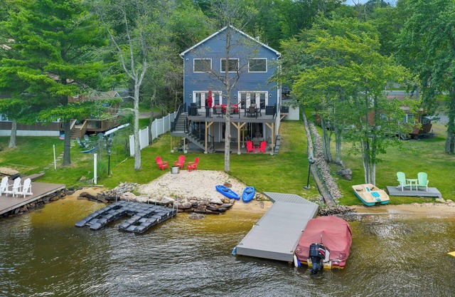 Waterfront- Ensuite Bathrooms in Every Room, Firepit, Huge Deck & Views