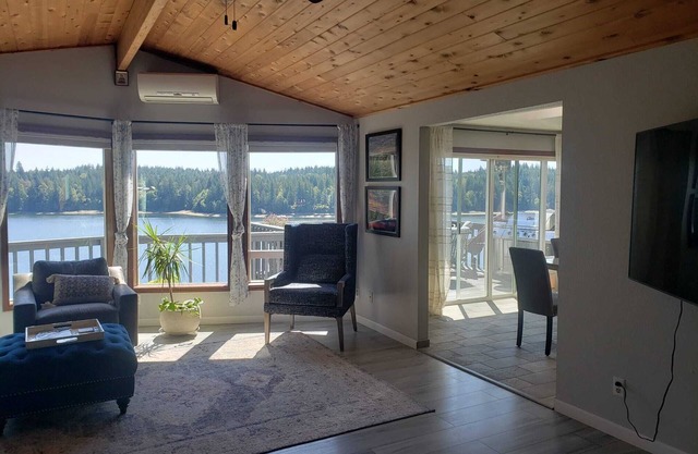 Waterfront gated 4 acres retreat with a sauna and hot tub