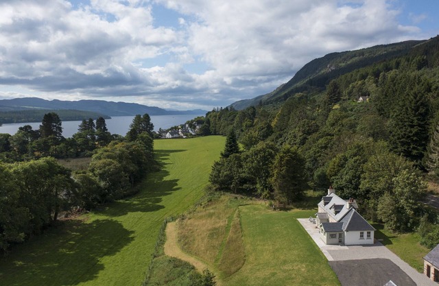 Waterfront gem with hot tub by Loch Ness -Middleton Farmhouse