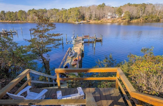 Waterfront Getaway + Game Room, Kayaks, Firepit