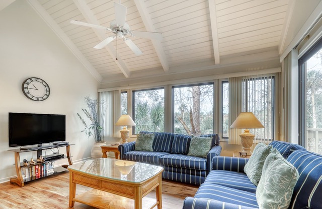 Waterfront getaway in heart of Sea Pines - short walk to beach & steps to pool