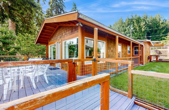 Waterfront getaway with beautiful patio, wifi and W/D