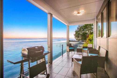 Waterfront Haven with Spectacular View in Bainbridge