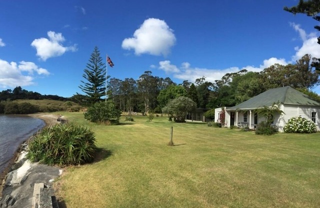 Waterfront Historic Homestead in Clendon Cove with tidal boat ramp, EV charging