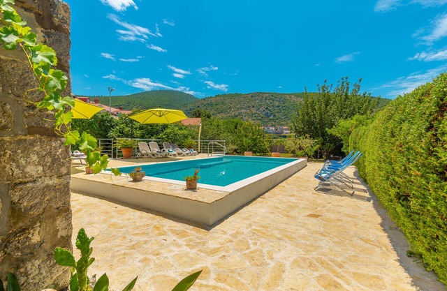 Waterfront Historic Villa, beautiful Renaissance garden, heated swimming pool