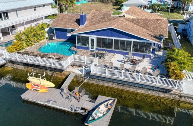 Waterfront Home, 5 bedrooms, Heated Pool, Sunsets!