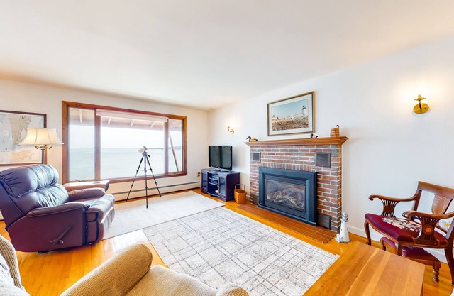 Waterfront home with beautiful bay views - near shops & dining