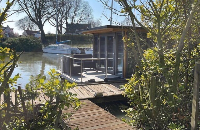 Waterfront houseboat near the centre