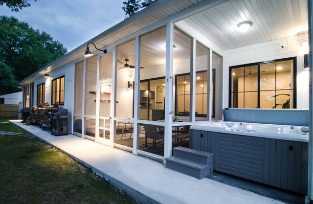 Waterfront Lake Shafer - Hot Tub + Fireplace