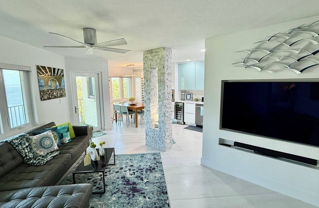 Waterfront Modern & Stylish 2bed-2bath condo with stunning Tampa Bay views