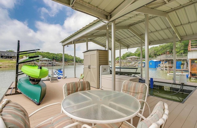 waterfront, multi level gated deck + Kayaks!