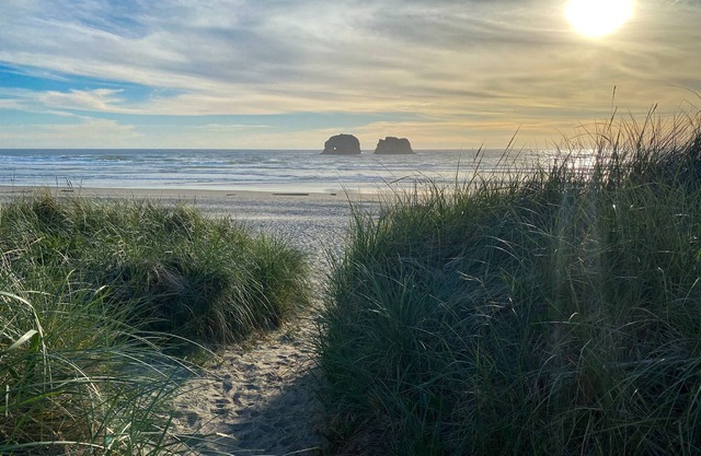 Waterfront Oceanview Rockaway beach home|Steps to beach & Downtown|WiFi|W&D