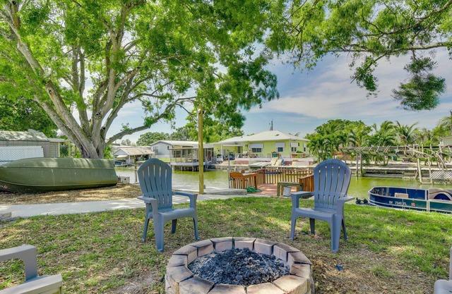 Waterfront Okeechobee Getaway w/Backyard Dock!