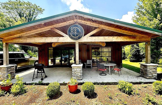 Waterfront Property w/dockage-sleeps 18!