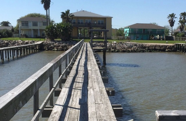 Waterfront Property with a 300ft Pier w/Fishing Lights