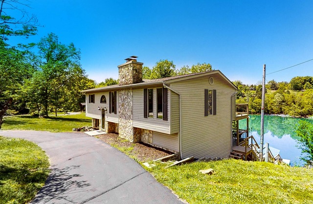 Waterfront retreat w/deck, wood fireplace, gas grill, lake views, gas grill, W/D