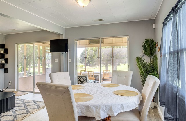 Waterfront Rock Point Vacation Rental w/Sunroom!