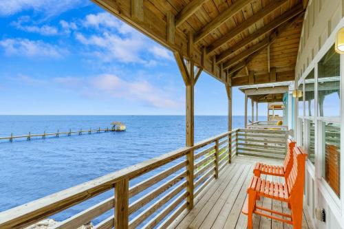 Waterfront Shared Boat Dock Pool w Views Ariel’s Grotto by AvantStay