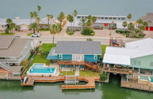 Waterfront, Sleeps 15, Boat Lift, Private Heated Pool, Fast WiFi