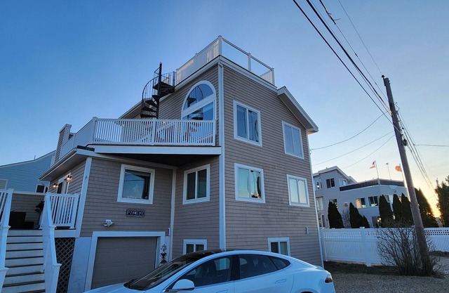 Waterfront spacious 5-bedroom bungalow on Plum Island, Newburyport with WiFi, AC