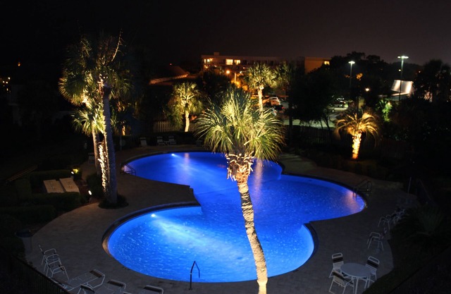 Waterfront Studio with two Pools, Grills, Pet Friendly