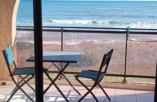 Waterfront studio, sea-view terrace, direct access to the sea, parking.