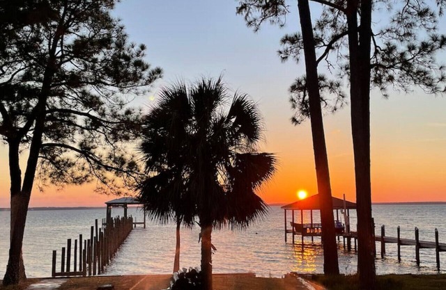 Waterfront Sunsets on Perdido Bay, Hot Tub, 4 Bedrm, 3 bath, Parking Onsite
