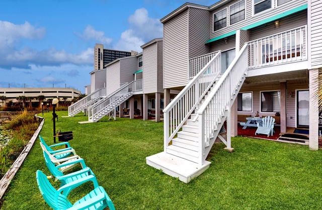 Waterfront Townhome w/Shared Pool, Central AC, Free WiFi - Snowbird-Friendly