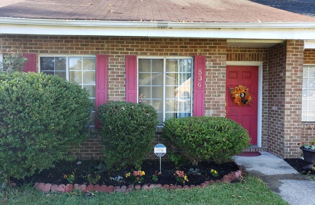 Waterfront Townhouse, close to shipyard, hospitals, colleges, beach and shopping