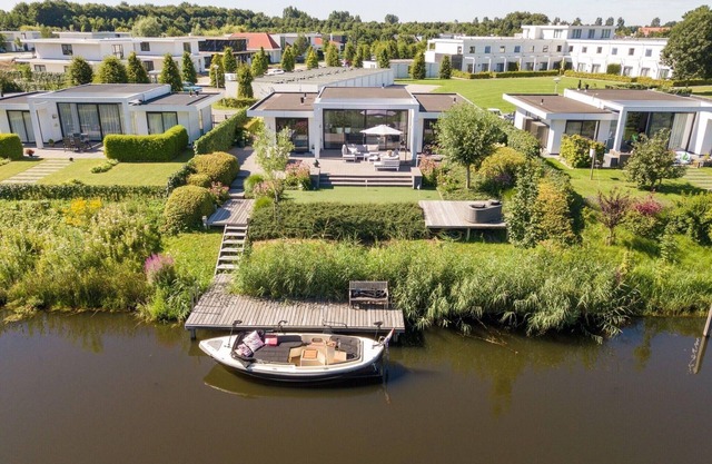 Waterfront villa. Including putting green, lounge set and a modern kitchen with Quooker. Perfect for a relaxing holiday!