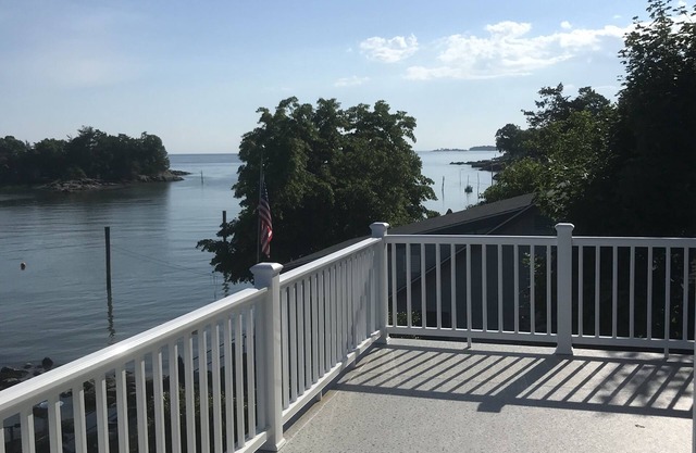 Waterfront villa on charming bay, minutes to Guilford green, bike & hike nearby