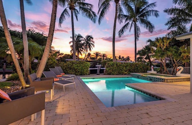 Waterfront Villa, Pergola & Pool near beach