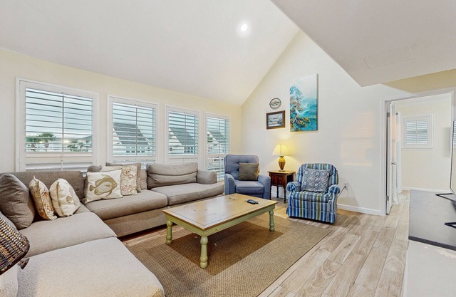 Waterfront villa with multi level home, shared pool & easy beach access