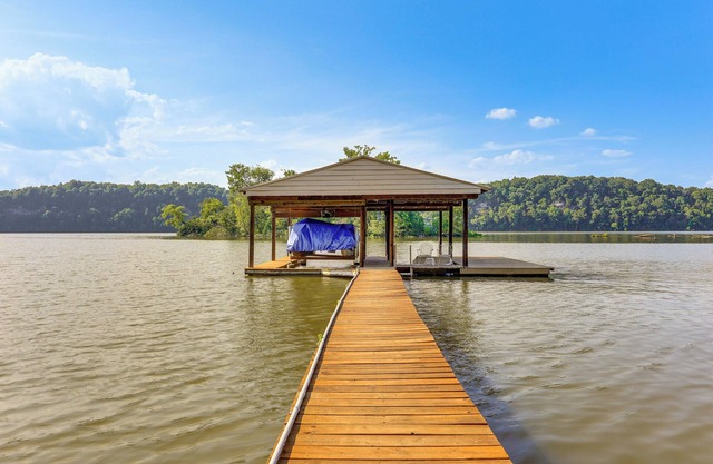 Waterfront Wheeler Lake Home w/Furnished Deck