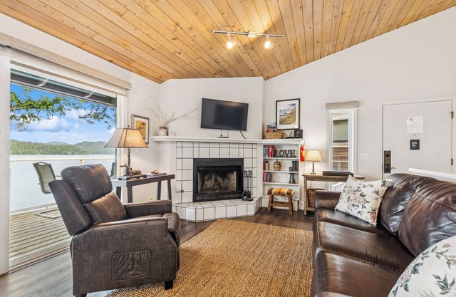 Waterfront Whitefish Lake Condo 3 bed, 2 bath