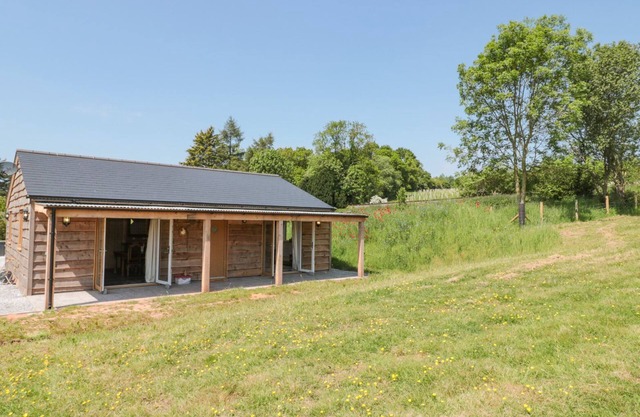 WATERMEAD LODGE, pet friendly, with a garden in Stogumber