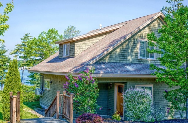 Water’s Edge Luxury Cottage