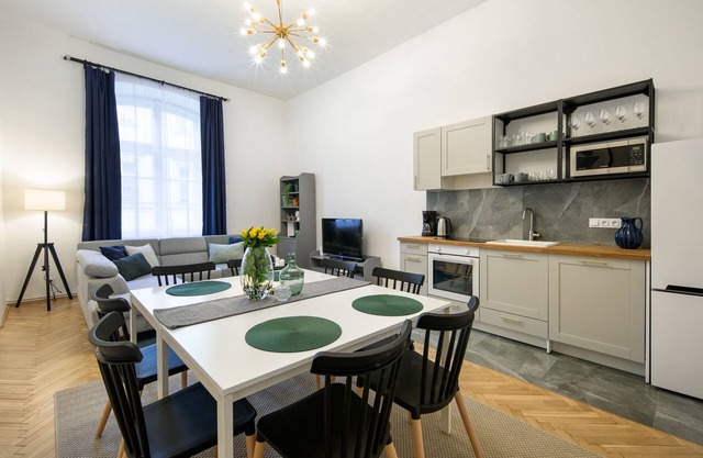 WAWELOVE spacious 3 bedroom apt 1 min to Main Sqare!