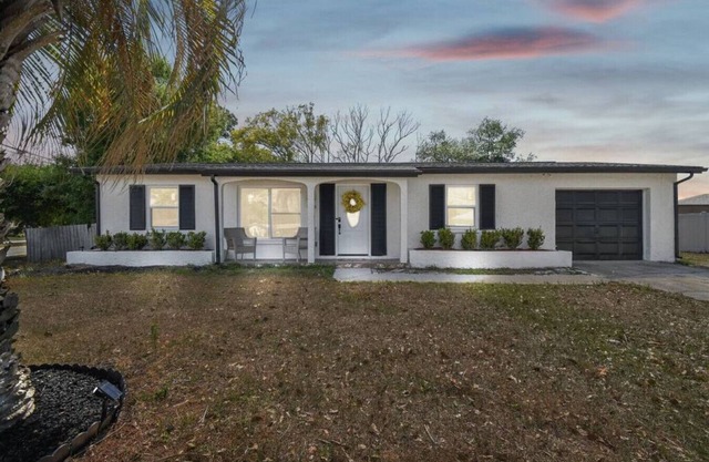 Weeki Wachee Getaway | King Bed & Huge Yard