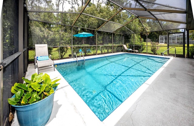 Weeki Wachee House - Private Pool & Nearby to Nature Preserves