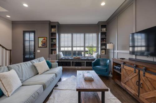 WeHo Indie Villa 3 Bedroom 3 Bath Just 1.3 Miles to Geodis