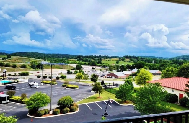 Welcome Friends to our Spacious BMS/Mtn View 2bd/2ba Condo with pool/HT@ Bristol