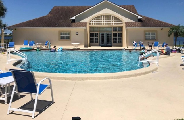 Welcome Snowbirds, Sunbirds welcome you! Newly Renovated