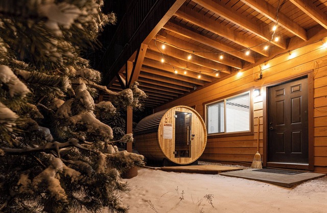 Welcome Snowmobilers! 1 Block to Downtown 5BR Sleeps16 Sauna Theater/Game Room